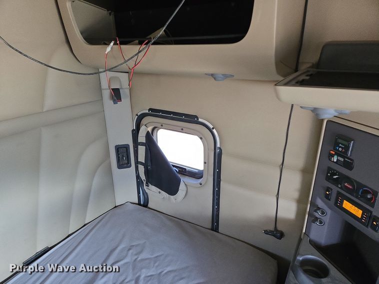 image for item EB1151 2016 Peterbilt 567 semi truck