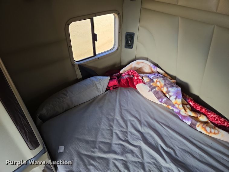 image for item EB1151 2016 Peterbilt 567 semi truck