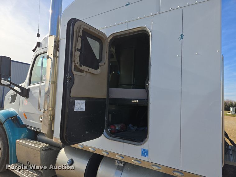image for item EB1151 2016 Peterbilt 567 semi truck