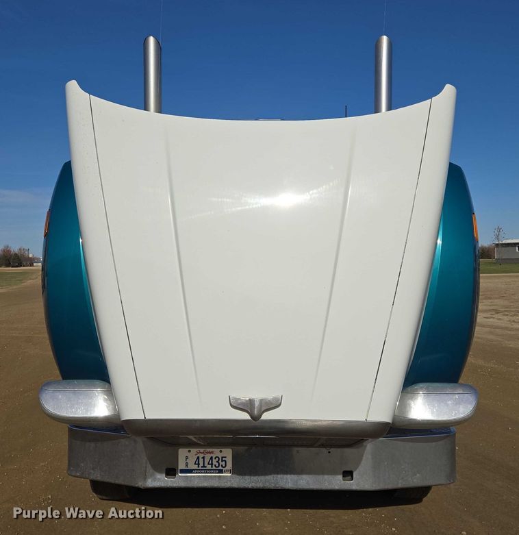 image for item EB1151 2016 Peterbilt 567 semi truck