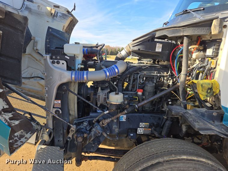 image for item EB1151 2016 Peterbilt 567 semi truck