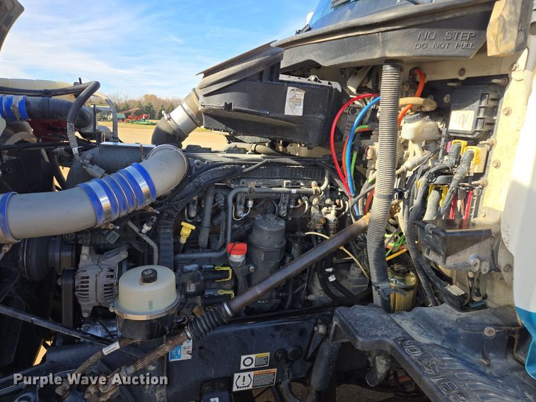 image for item EB1151 2016 Peterbilt 567 semi truck