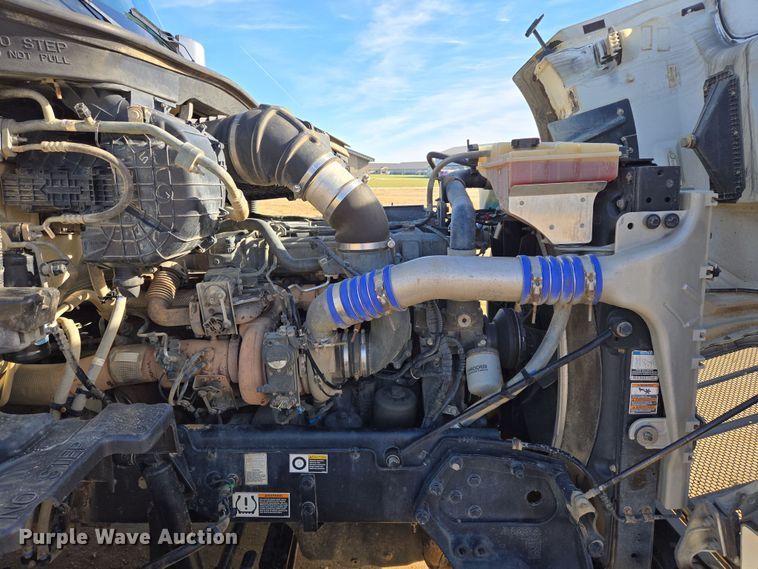 image for item EB1151 2016 Peterbilt 567 semi truck