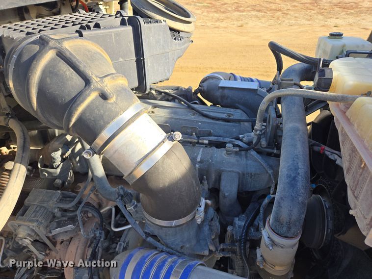 image for item EB1151 2016 Peterbilt 567 semi truck