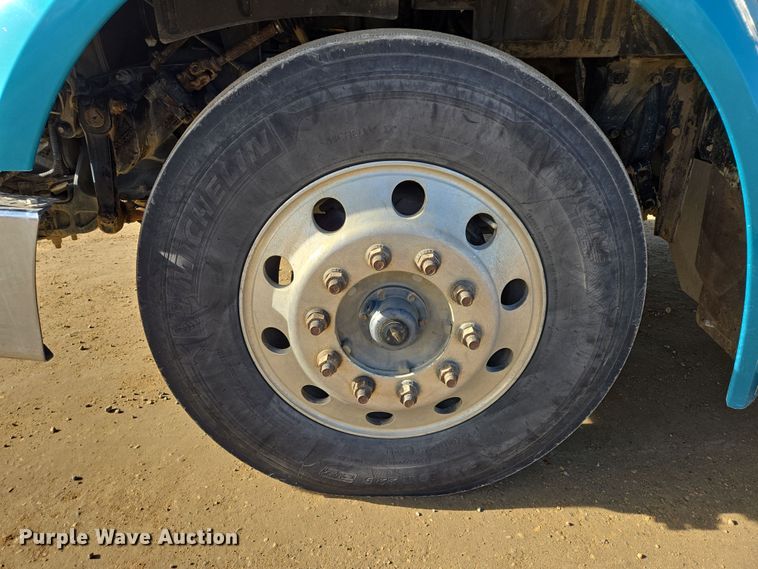 image for item EB1151 2016 Peterbilt 567 semi truck