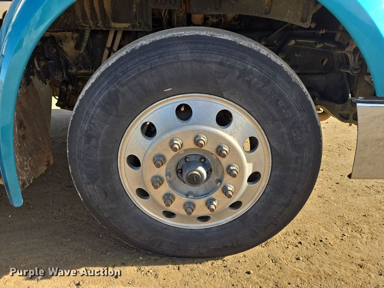 image for item EB1151 2016 Peterbilt 567 semi truck