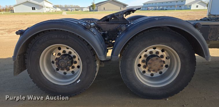 image for item EB1151 2016 Peterbilt 567 semi truck