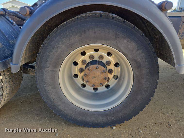 image for item EB1151 2016 Peterbilt 567 semi truck