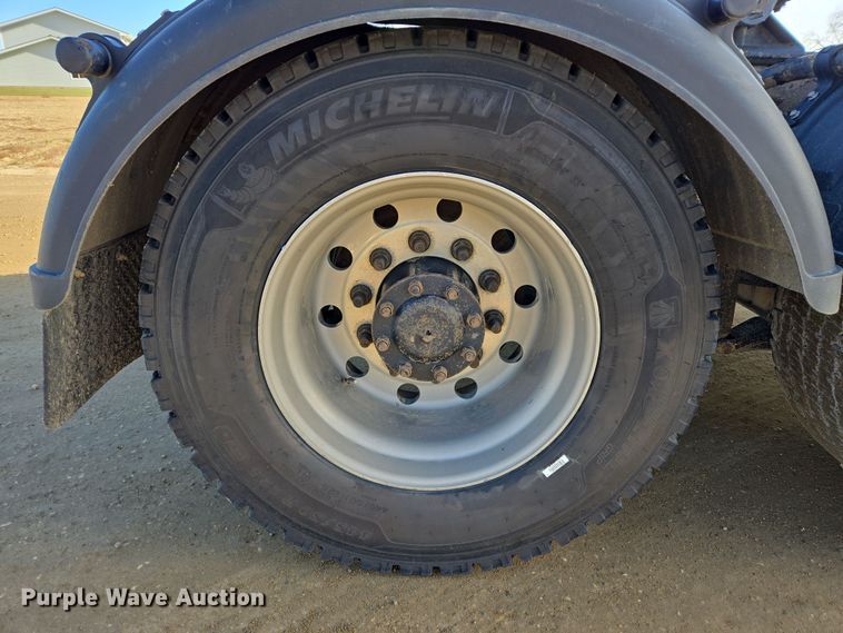 image for item EB1151 2016 Peterbilt 567 semi truck