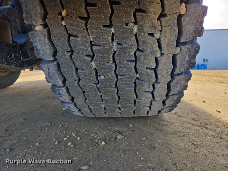 image for item EB1151 2016 Peterbilt 567 semi truck