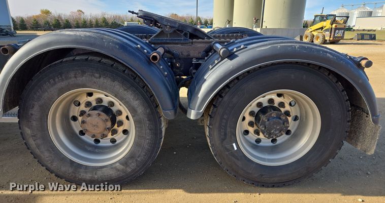 image for item EB1151 2016 Peterbilt 567 semi truck