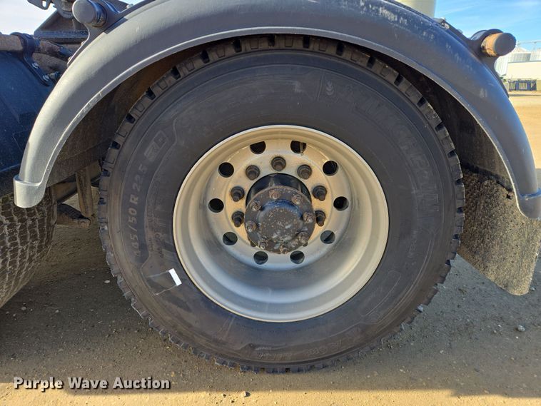 image for item EB1151 2016 Peterbilt 567 semi truck