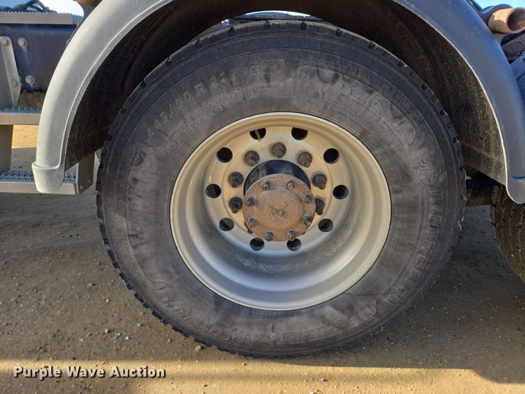 image for item EB1151 2016 Peterbilt 567 semi truck