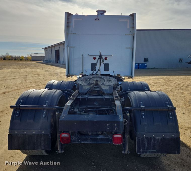 image for item EB1152 2016 Peterbilt 567 semi truck