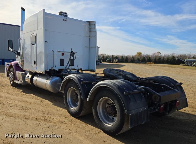image for item EB1152 2016 Peterbilt 567 semi truck
