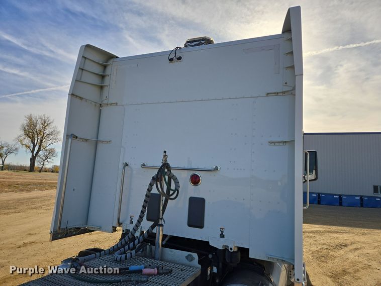 image for item EB1152 2016 Peterbilt 567 semi truck