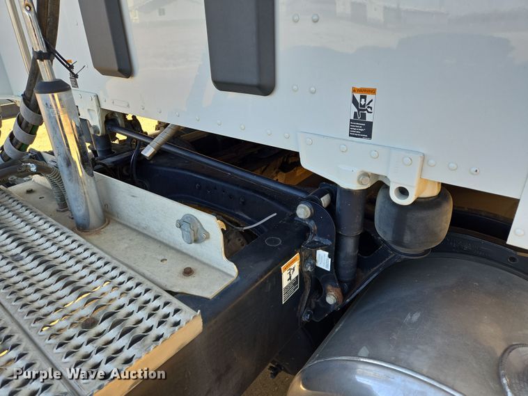 image for item EB1152 2016 Peterbilt 567 semi truck