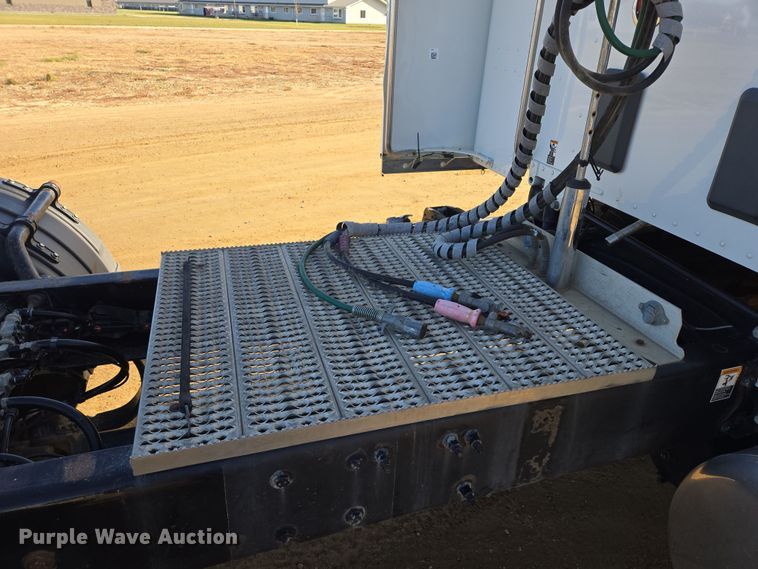 image for item EB1152 2016 Peterbilt 567 semi truck