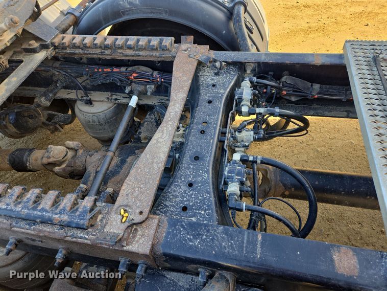 image for item EB1152 2016 Peterbilt 567 semi truck