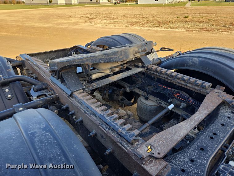 image for item EB1152 2016 Peterbilt 567 semi truck