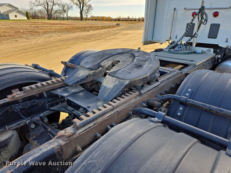 image for item EB1152 2016 Peterbilt 567 semi truck