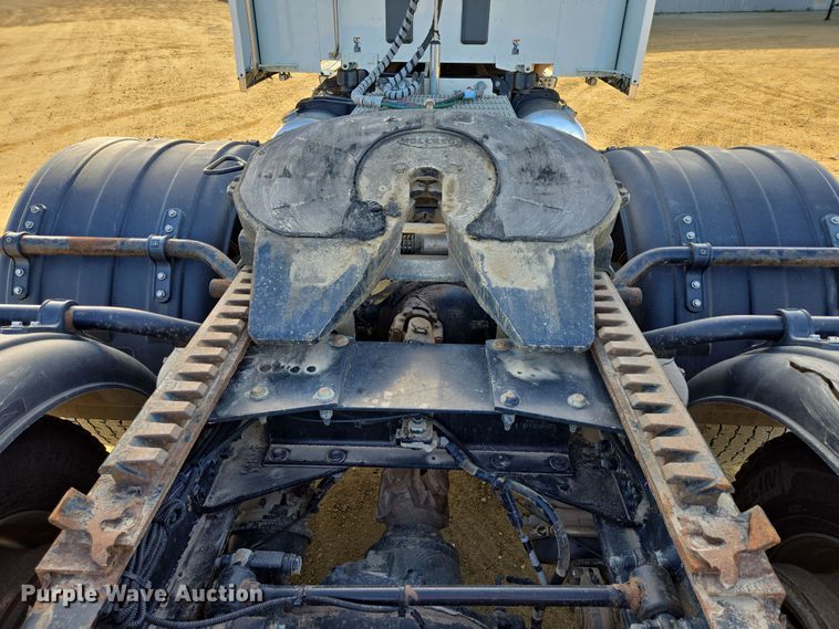 image for item EB1152 2016 Peterbilt 567 semi truck