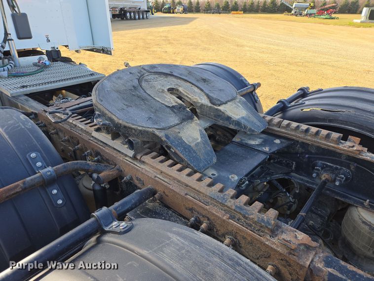 image for item EB1152 2016 Peterbilt 567 semi truck