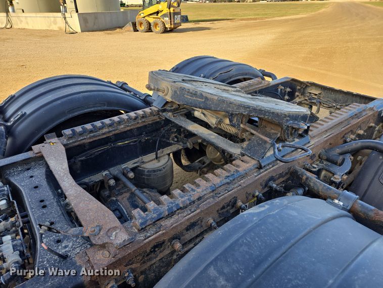 image for item EB1152 2016 Peterbilt 567 semi truck