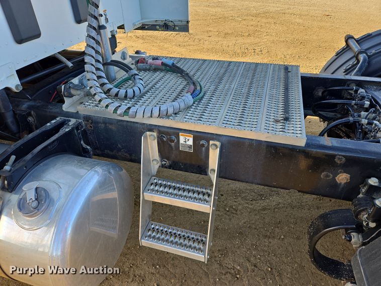 image for item EB1152 2016 Peterbilt 567 semi truck