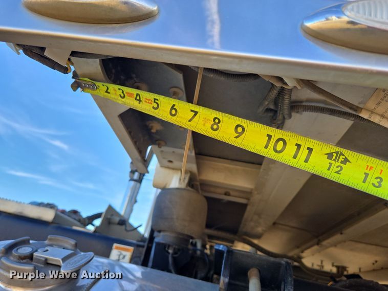 image for item EB1152 2016 Peterbilt 567 semi truck