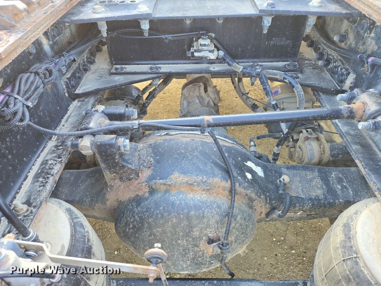 image for item EB1152 2016 Peterbilt 567 semi truck