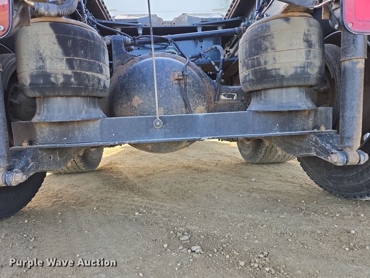 image for item EB1152 2016 Peterbilt 567 semi truck