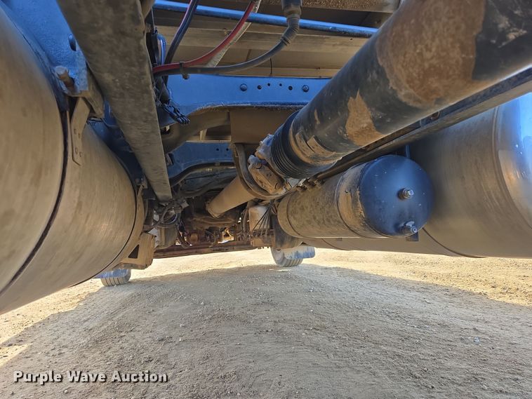 image for item EB1152 2016 Peterbilt 567 semi truck