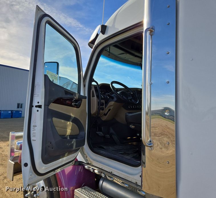 image for item EB1152 2016 Peterbilt 567 semi truck