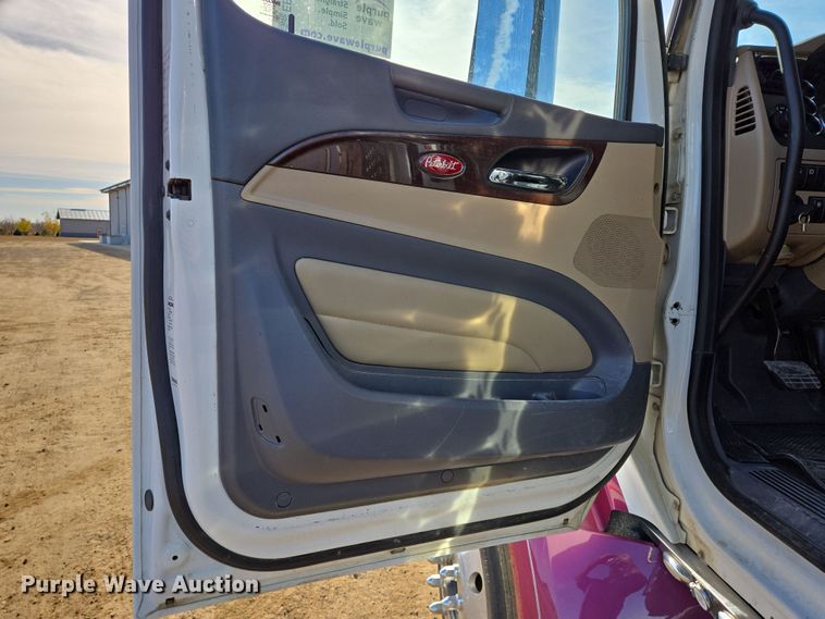 image for item EB1152 2016 Peterbilt 567 semi truck