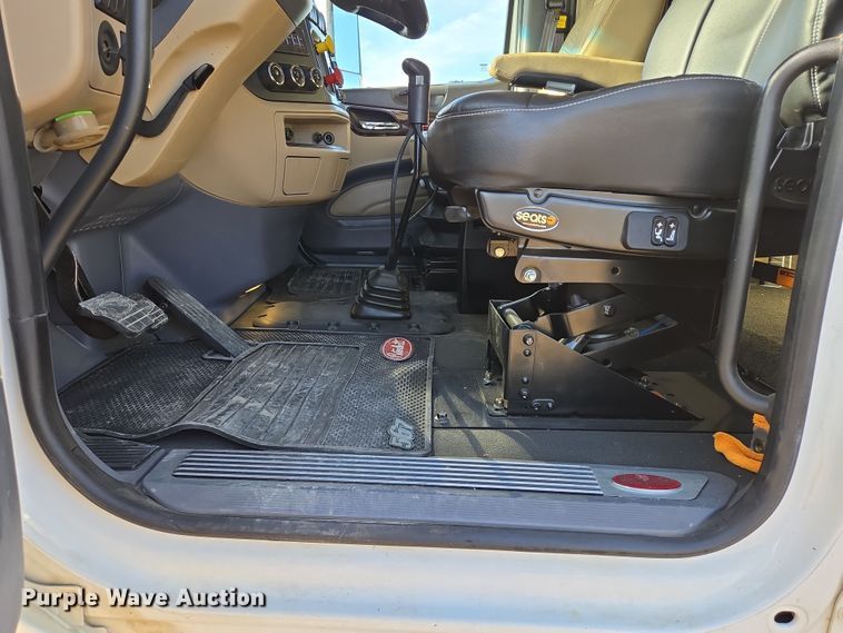 image for item EB1152 2016 Peterbilt 567 semi truck