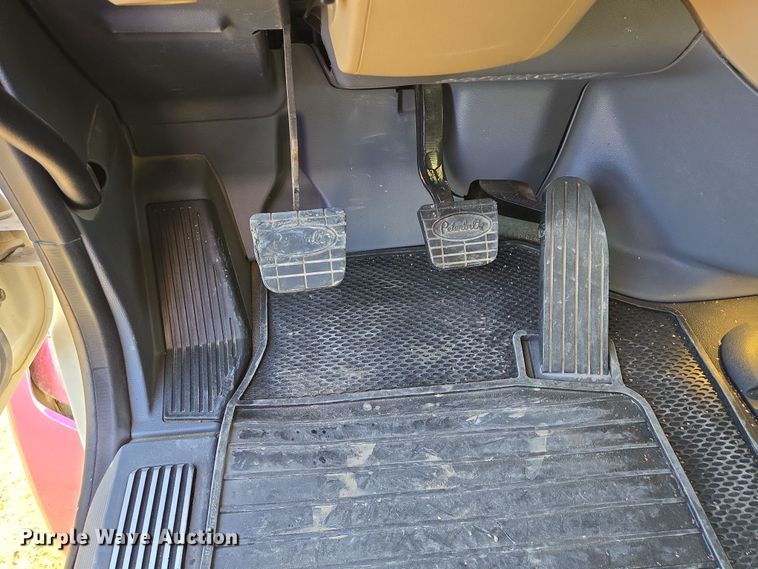 image for item EB1152 2016 Peterbilt 567 semi truck