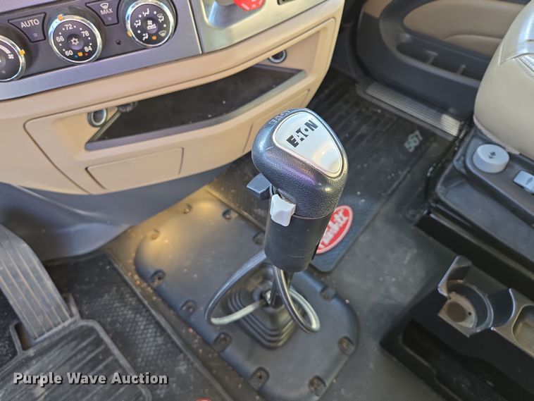 image for item EB1152 2016 Peterbilt 567 semi truck