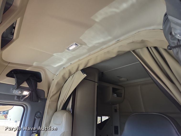 image for item EB1152 2016 Peterbilt 567 semi truck