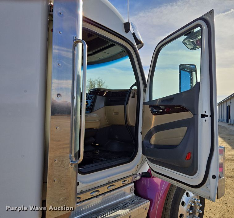 image for item EB1152 2016 Peterbilt 567 semi truck