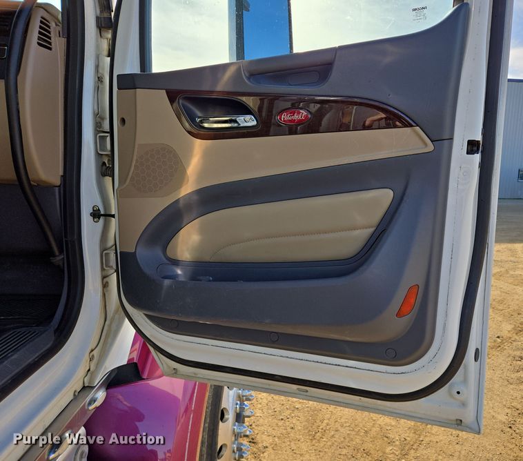 image for item EB1152 2016 Peterbilt 567 semi truck