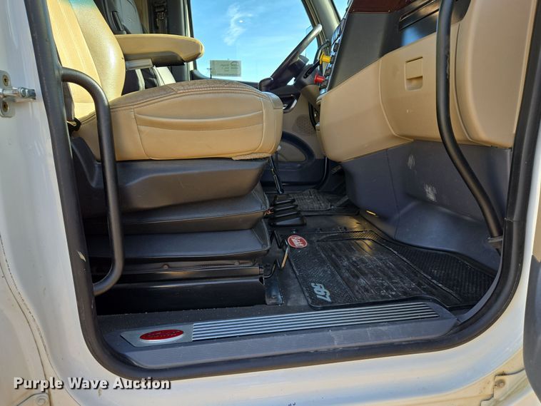 image for item EB1152 2016 Peterbilt 567 semi truck