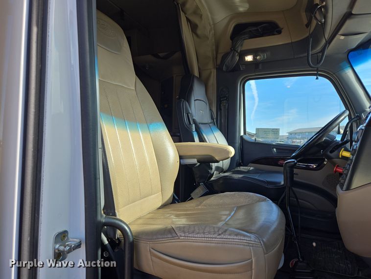 image for item EB1152 2016 Peterbilt 567 semi truck