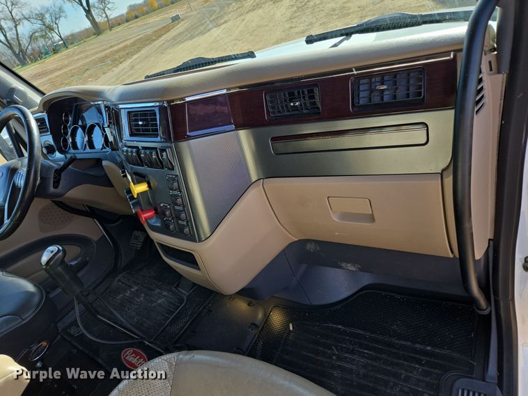 image for item EB1152 2016 Peterbilt 567 semi truck