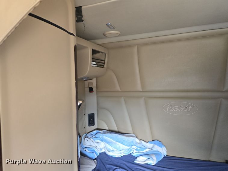 image for item EB1152 2016 Peterbilt 567 semi truck