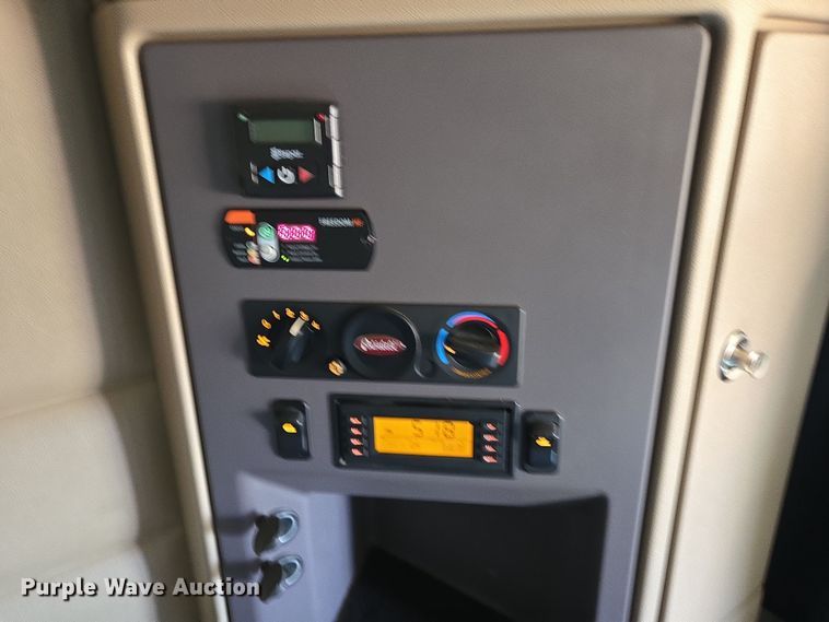 image for item EB1152 2016 Peterbilt 567 semi truck