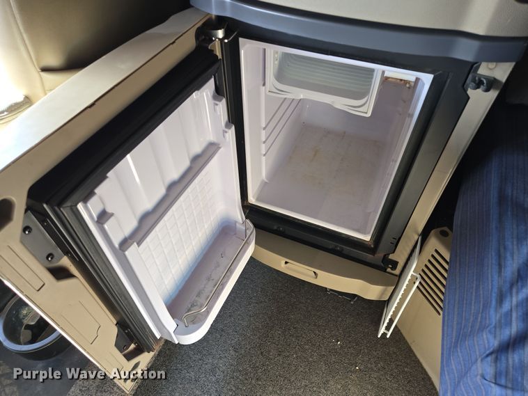 image for item EB1152 2016 Peterbilt 567 semi truck