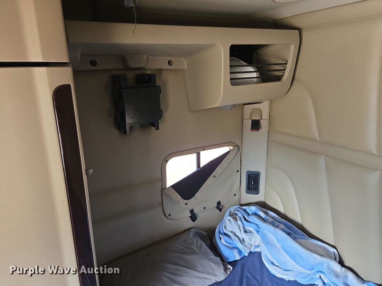 image for item EB1152 2016 Peterbilt 567 semi truck