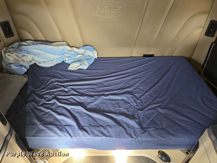 image for item EB1152 2016 Peterbilt 567 semi truck