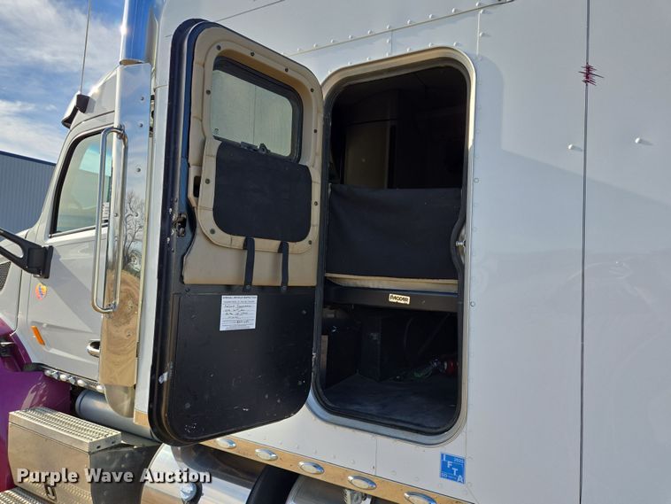 image for item EB1152 2016 Peterbilt 567 semi truck